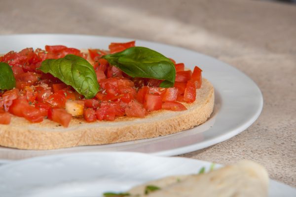 Bruschetta au fromage de chèvre frais, pesto et tomate : l'Antipasti venu tout droit 